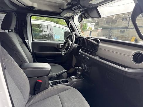 Used 2024 Jeep Wrangler Unlimited Sahara AWD/4WD image 9