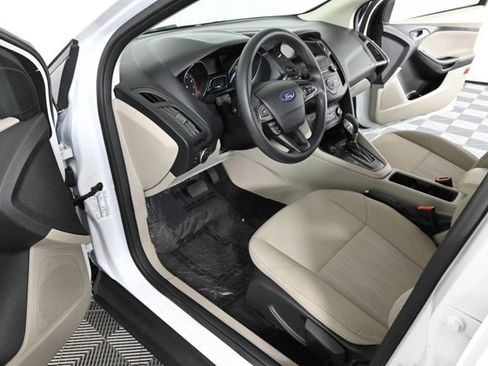 Used 2018 Ford Focus SE w/ SE Appearance Package image 15