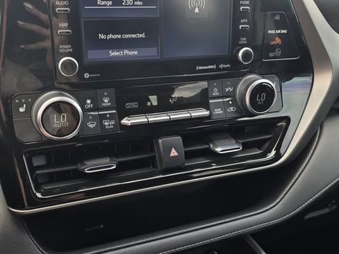 Used 2021 Toyota Highlander XLE FWD image 16
