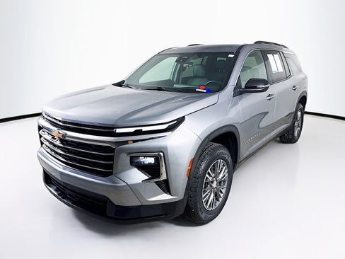 Used 2025 Chevrolet Traverse LT FWD image 4