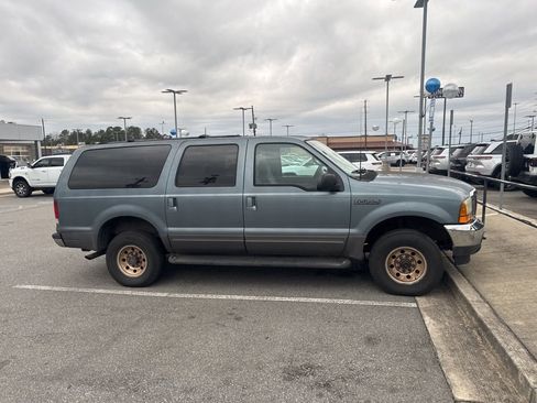 Used 2001 Ford Excursion XLT image 3