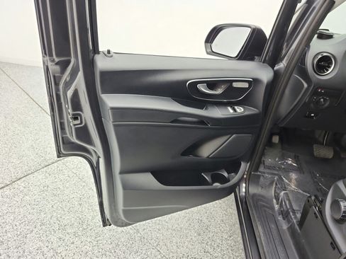 Used 2023 Mercedes-Benz Metris image 14