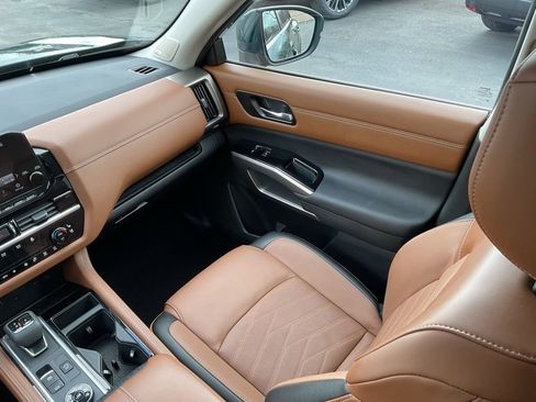 Used 2023 Nissan Pathfinder Platinum image 18