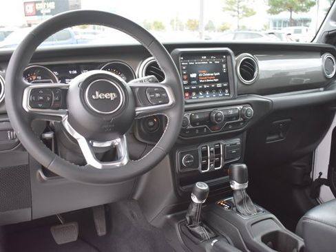 Used 2023 Jeep Gladiator Overland image 16