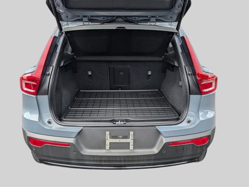 Used 2023 Volvo XC40 B5 Ultimate image 14