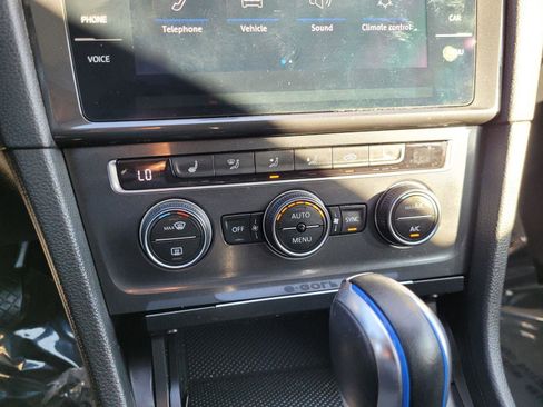 Used 2018 Volkswagen e-Golf SE image 24