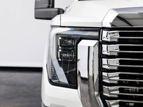 Used 2024 GMC Sierra 2500 Denali w/ Denali Reserve Package AWD/4WD image 3