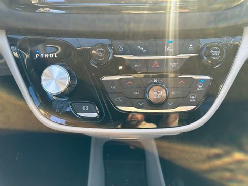 Used 2024 Chrysler Pacifica Touring-L image 23