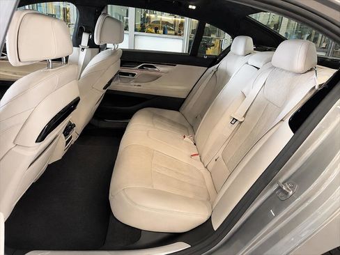Used 2020 BMW 750i xDrive w/ Autobahn Package AWD/4WD image 4