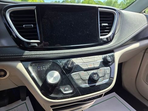 Used 2023 Chrysler Pacifica Touring-L FWD image 21