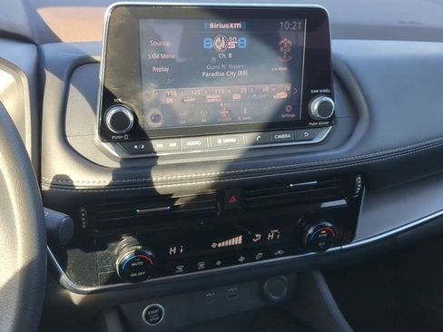 Used 2021 Nissan Rogue SV image 11