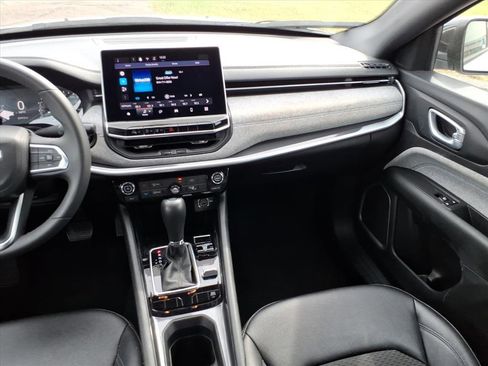 Used 2024 Jeep Compass Latitude image 11