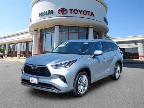 Certified 2025 Toyota Highlander Platinum AWD/4WD image 1