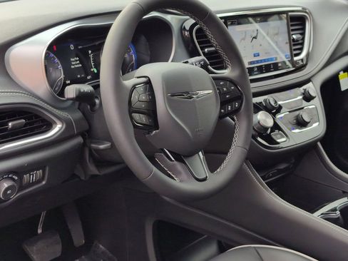 New 2026 Chrysler Pacifica Limited image 10