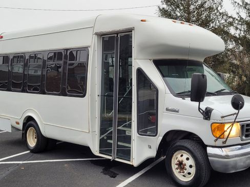 Used 2006 Ford E-450 and Econoline 450 E-450 Super Duty 158 WB DRW image 8