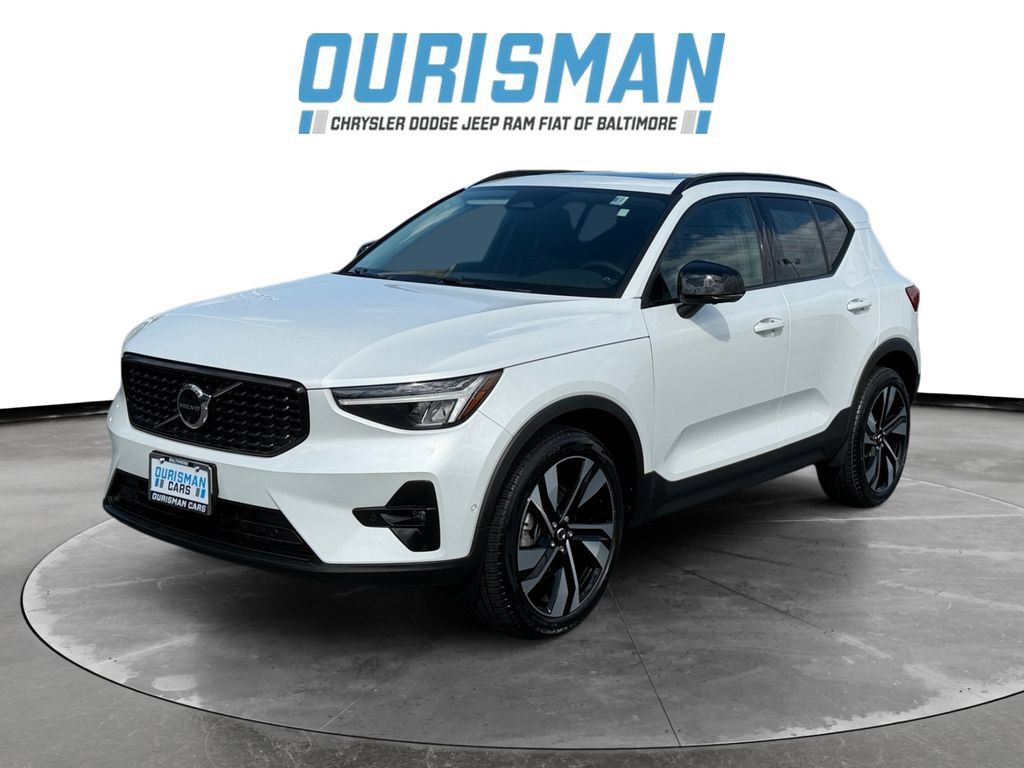 Used 2023 Volvo XC40 B5 Plus w/ Driver Assist Package AWD/4WD image 2