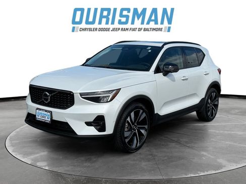 Used 2023 Volvo XC40 B5 Plus w/ Driver Assist Package AWD/4WD image 2