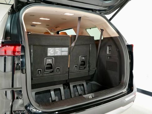 Used 2023 Kia Carnival EX image 9