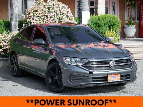 Used 2022 Volkswagen Jetta SE FWD image 2