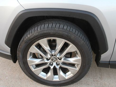 Used 2019 Toyota RAV4 Limited image 17