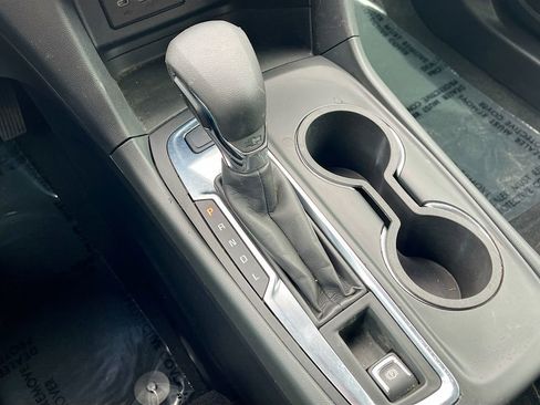 Used 2022 Chevrolet Equinox LS image 16