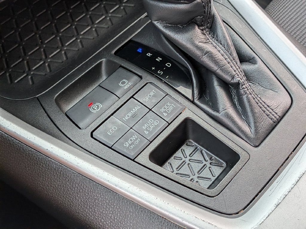 Used 2022 Toyota RAV4 LE AWD/4WD image 30