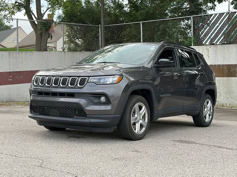 Used 2023 Jeep Compass Latitude w/ Convenience Group AWD/4WD image 1
