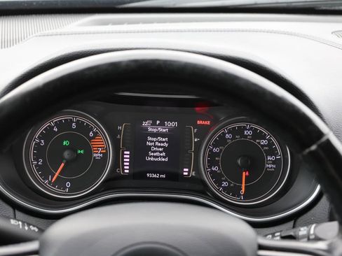 Used 2019 Jeep Cherokee Latitude Plus w/ Cold Weather Group AWD/4WD image 19