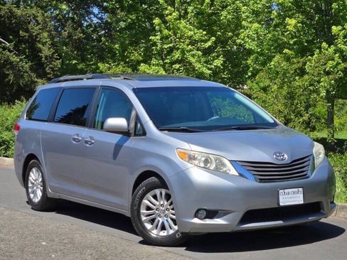 Used 2012 Toyota Sienna XLE w/ Premium Pkg FWD image 7
