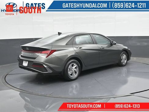 Used 2025 Hyundai Elantra SE FWD image 2