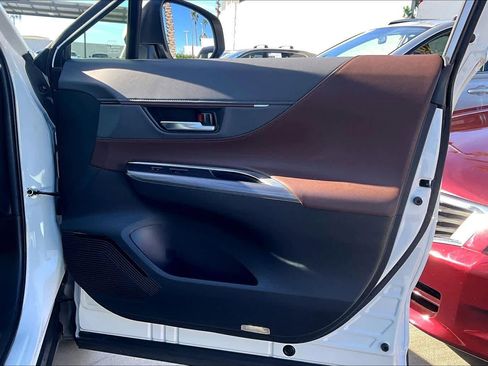 Used 2021 Toyota Venza Limited image 22