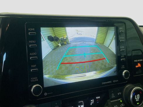 Used 2022 Toyota Highlander XLE image 10