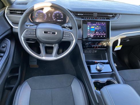 New 2025 Jeep Grand Cherokee Laredo image 10