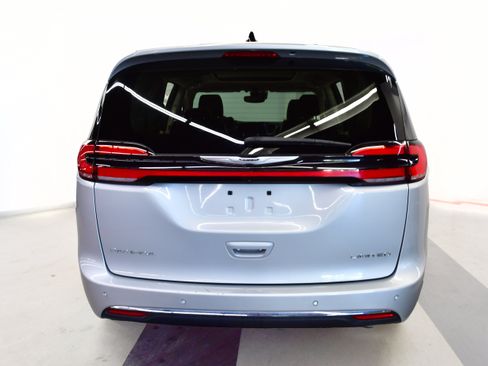 Used 2023 Chrysler Pacifica Touring-L w/ Uconnect Theater Family Group FWD image 6