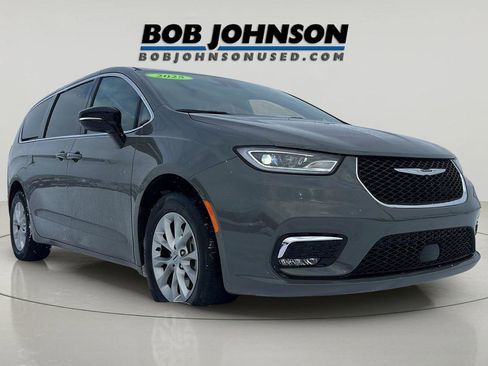 Used 2025 Chrysler Pacifica Select image 1