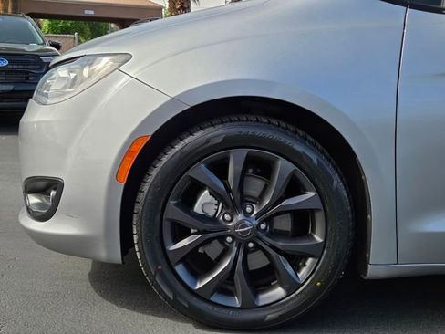 Used 2019 Chrysler Pacifica Touring-L w/ Premium Audio Group FWD image 8