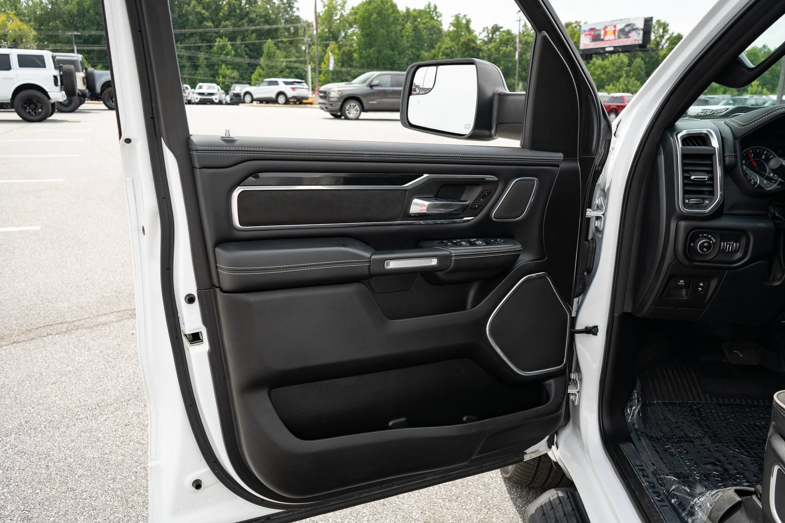 Used 2022 RAM 1500 Laramie AWD/4WD image 16