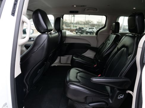 Used 2024 Chrysler Pacifica Touring-L image 16