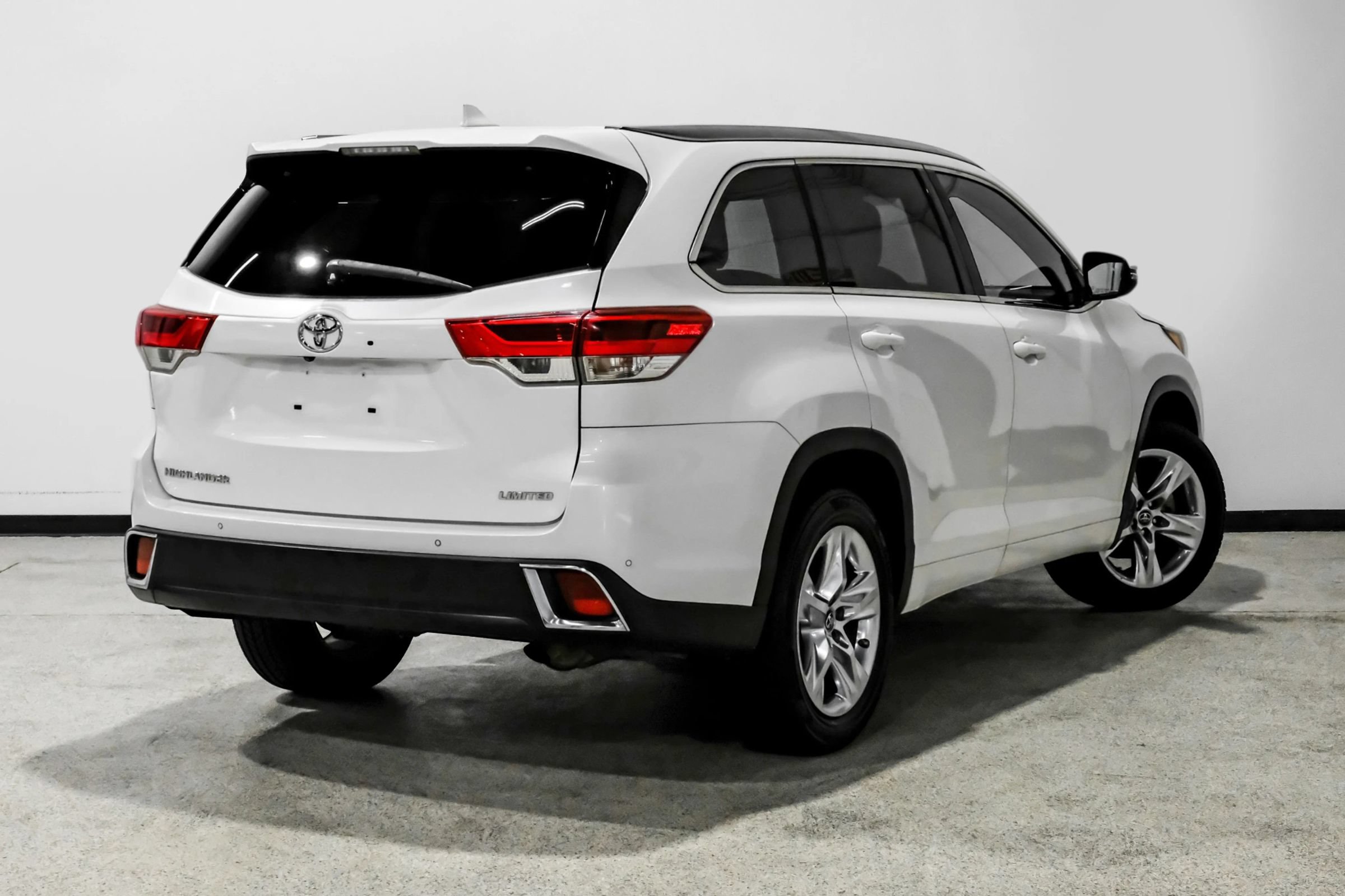 Used 2018 Toyota Highlander Limited FWD image 6