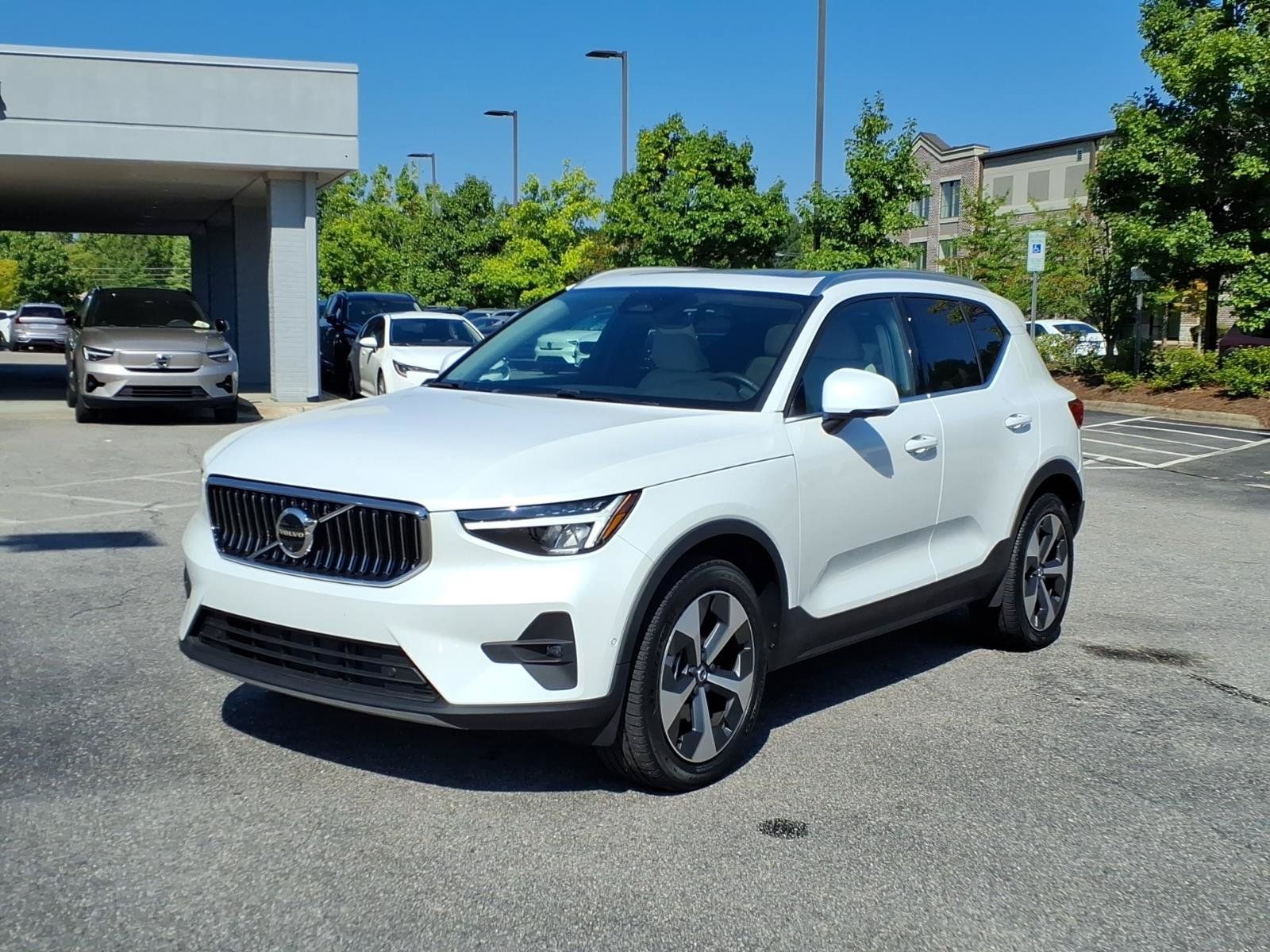 Used 2024 Volvo XC40 B5 Plus AWD/4WD image 9
