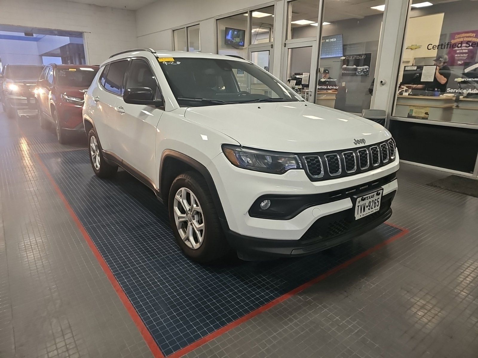 Used 2024 Jeep Compass Latitude AWD/4WD image 2
