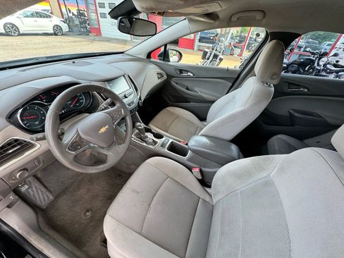 Used 2018 Chevrolet Cruze LT image 11