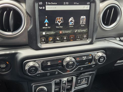 Used 2018 Jeep Wrangler Unlimited Sahara AWD/4WD image 15