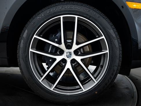 Certified 2024 Porsche Macan image 11