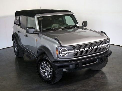 Used 2024 Ford Bronco Badlands image 7