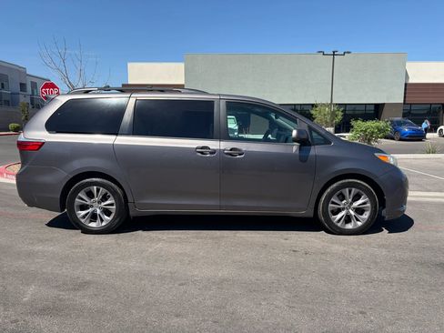 Used 2015 Toyota Sienna LE image 4