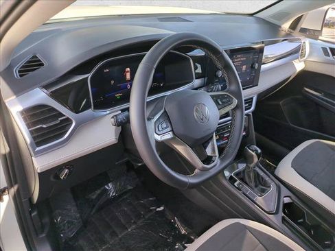 Used 2025 Volkswagen Taos SE w/ Panoramic Sunroof Package image 10