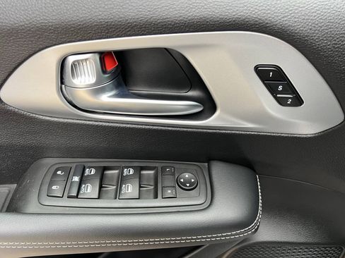 Used 2023 Chrysler Pacifica Touring-L w/ Uconnect Theater Family Group FWD image 38