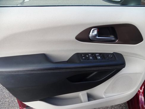 Used 2023 Chrysler Voyager LX FWD image 14