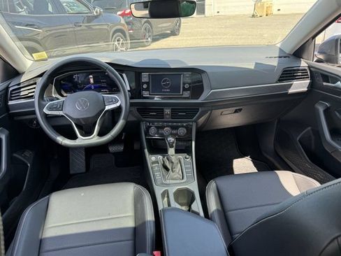 Used 2023 Volkswagen Jetta SE w/ Panoramic Sunroof Package FWD image 13